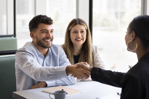 rencontre entre un client et un représentant d’entreprise pour assurer un suivi post-projet