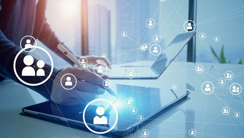 décision RH entre profil freelance et salarié CDI dans un projet informatique